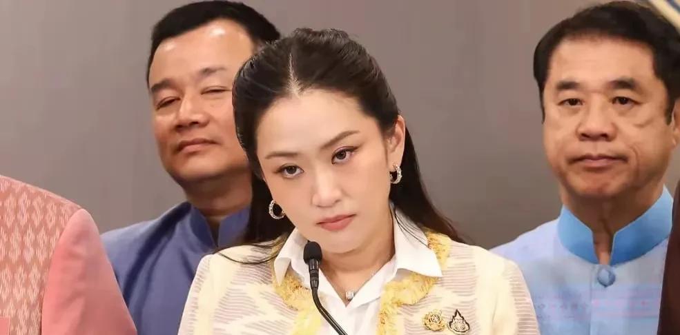 佩通坦偷税？
佩通坦总理佩通坦不信任动议辩论赛开始，现场辩论非常精彩。
泰国人民