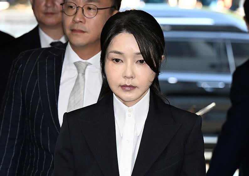 10日韩国负责调查金建希相关嫌疑的特检组，通知其兄长金镇宇以参考人身份到场接受调