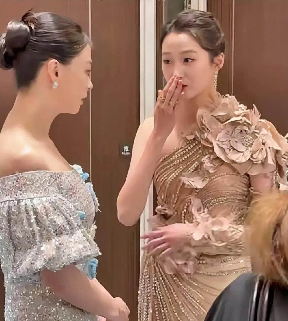 这是婚戒吗  蒋欣关晓彤“婆媳俩”白玉兰后台拥抱碰面，蒋欣两个举动让人纷纷猜测这