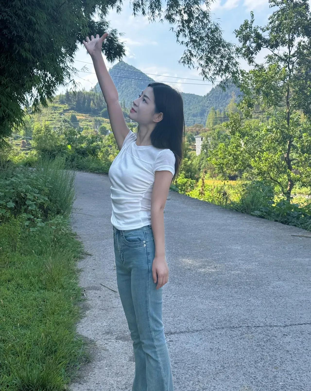 我闺蜜是村里的后备干部
也是因为要换届了
村里培养年轻有学历的后备干部
闺蜜这个