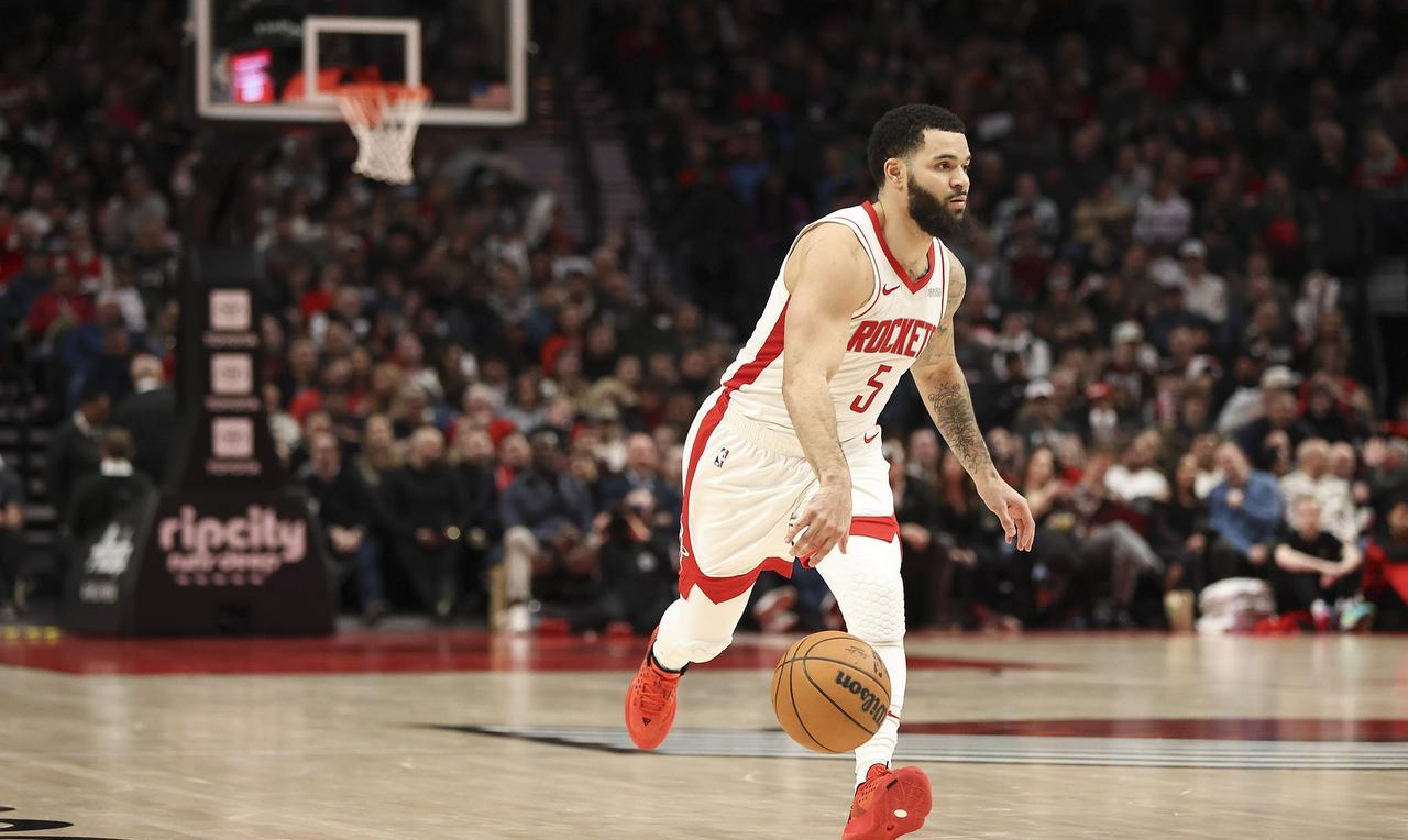 愁死人了[敲打]范“乔丹”又是一场14中2 三分7中1！
4月1日NBA常规赛，
