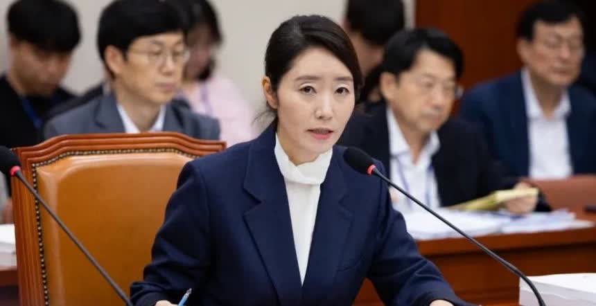李在明提名的女性家庭部部长姜仙祐（此前翻译为姜善宇是错误的，现在更正）刚刚主动提