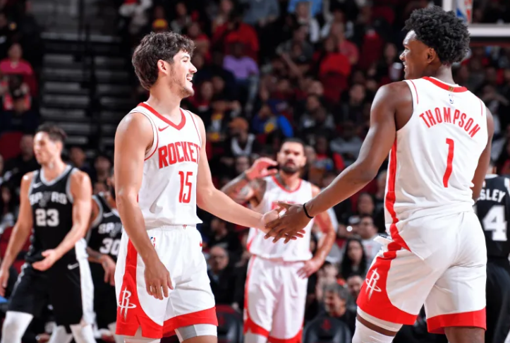 NBA常规赛，火箭135-112战胜奇才。
赛后，里德-谢泼德接受了记者的采访，