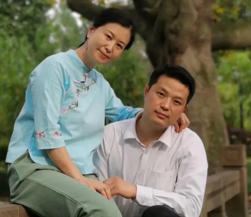 成都49岁富婆被34岁农村小伙网上表白，2人当即决定领证结婚。哪料，当富婆来到小