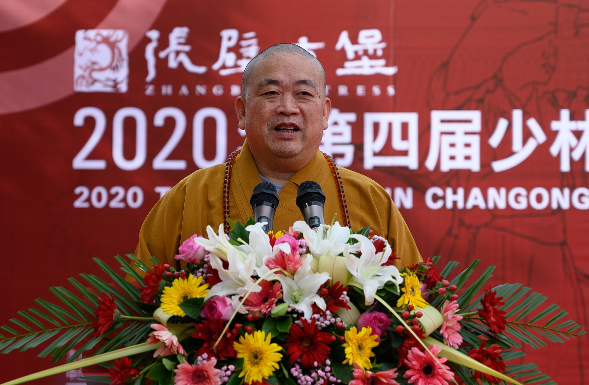 今年刚好60岁的释永信，年少出家，从安徽来到河南开封，念佛习武，得到了当时寺院方