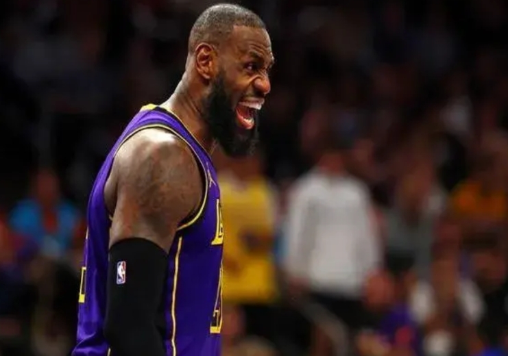 短期来讲，我甚至希望湖人能输掉一些比赛，因为这段时间，真正针对性打击湖人内线薄弱