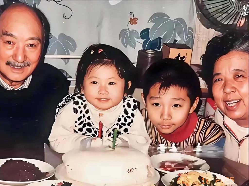 90年代初期
表演艺术家陈强和老伴李玉洁，与孙子陈大愚外孙女张嘉芸一起就餐。两位