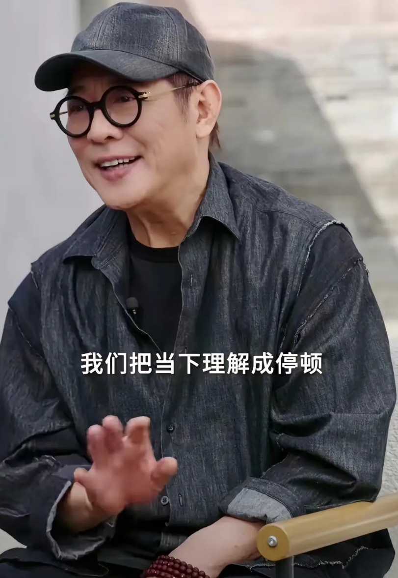 主持人向王晶抛出疑问：“在演艺圈的武打演员里，谁的功夫称得上顶尖？”王晶毫不犹豫