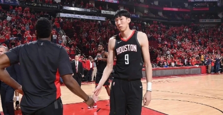 美媒评选NBA史上最差的10位球员。中国有3名球员上榜。

1、孙悦（中国）
2