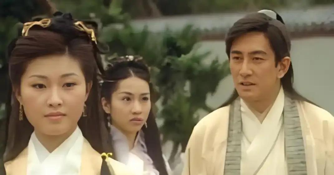 《倚天屠龙记》黄衫女其实一直暗恋张无忌，不然也不会每次在危难时刻出手相助。黄衫女