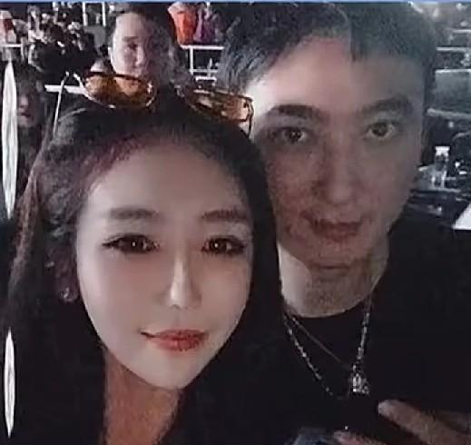 带着满世界的玩，
买包买表买衣服，
每次都是这个套路，
关键是就有那么多人自愿得