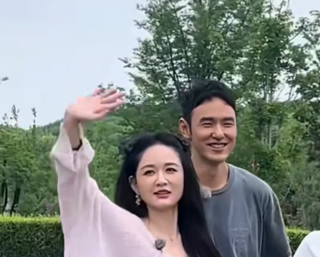 陈乔恩真的抗不住岁月啦，眼皮耷拉、嘴角没力气，法令纹也藏不住了。
不管曾经多甜