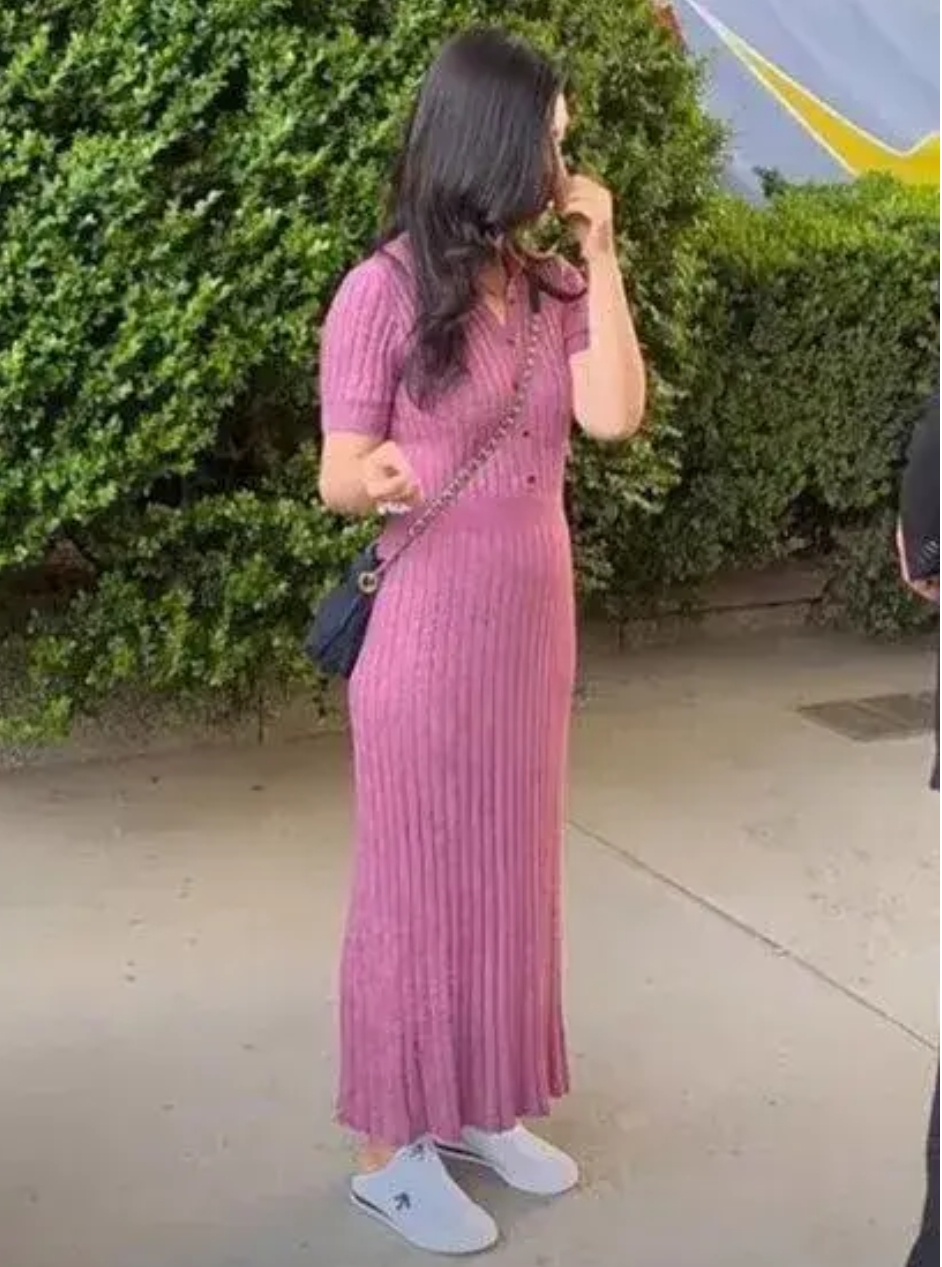 40岁朱珠被偶遇，五五分身材，还有小肚子，瞬间不身材焦虑了 