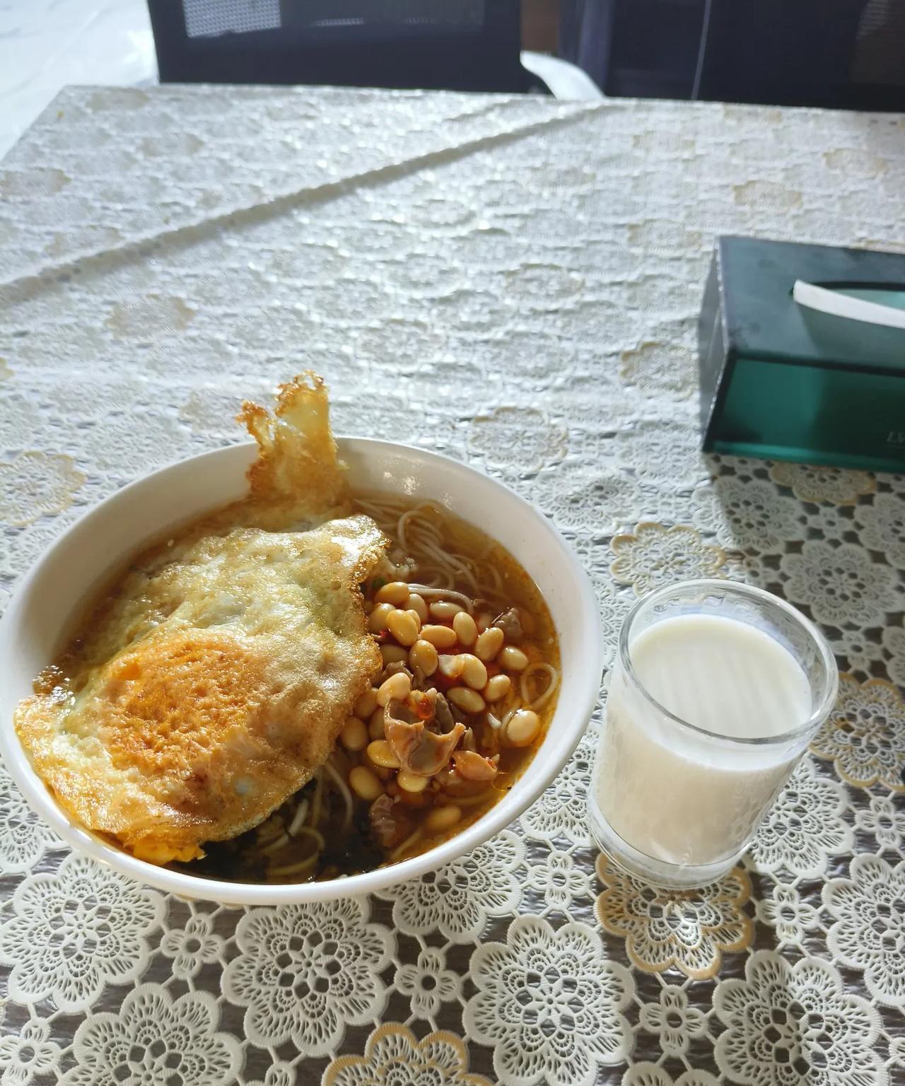 在酒店的倒数第二顿早餐，加了个鸡蛋。
媳妇儿问我:在酒店有吃有喝，又不用刷锅洗碗