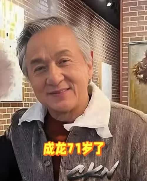 成龙，71岁
前几日亲自到四川的楼盘里监督装修。

为何成龙大哥亲自上阵，