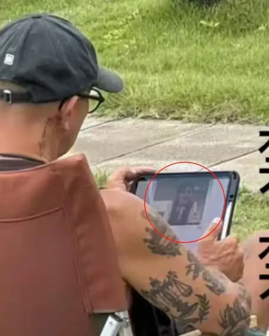 太假了！感觉具俊晔像在做秀摆拍！

剧情如下：烈日炎炎，具俊晔坐在大S墓房，