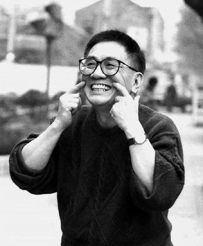 追忆香港四大才子：传奇谢幕，才情永存
在香港文化的璀璨星河中，有四颗格外耀眼的明