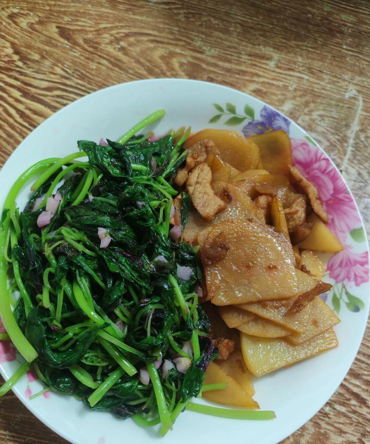 很喜欢雨后独自一人的夜晚，下班简单吃个晚餐，再换上喜欢的吊带出门跑个步，结束后洗