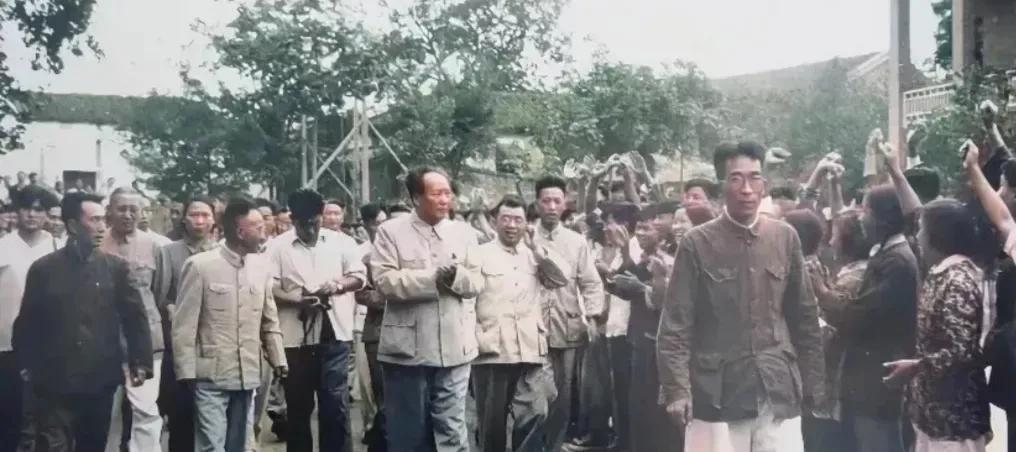 毛主席在基层调研视察，与人民在一起，握手相迎，亲切交谈，嘘寒问暖，笑容满面，举止