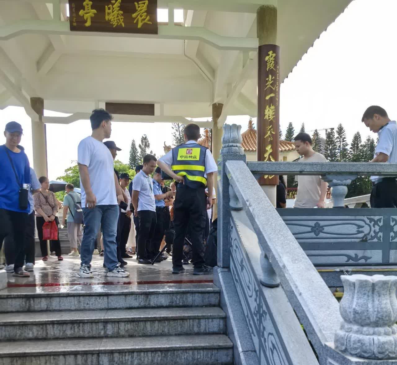 今天在洪湖公园拍荷花，突然听到旁边亭子里有人大喊“不要倚老卖老”，走过去一看才知