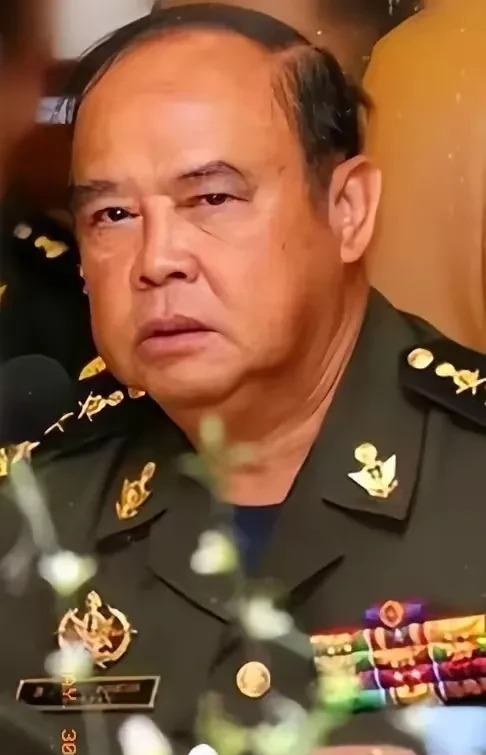 柬泰边境暂时不打仗了











昨天还打死人今天就握手言和了


