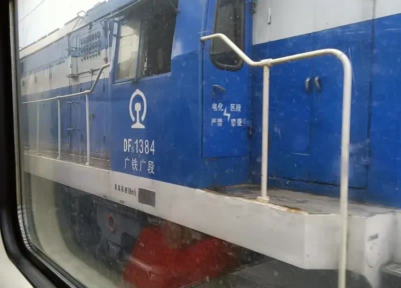 7月2日，K1373次列车中途故障停靠半路，空调关闭，乘客李先生说列车停在距金华