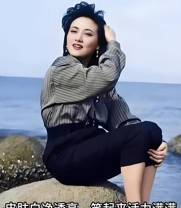 她年轻时美的很惊艳，皮肤白净透亮，笑起来活力满满，一举一动都散发着魅力，让人难以