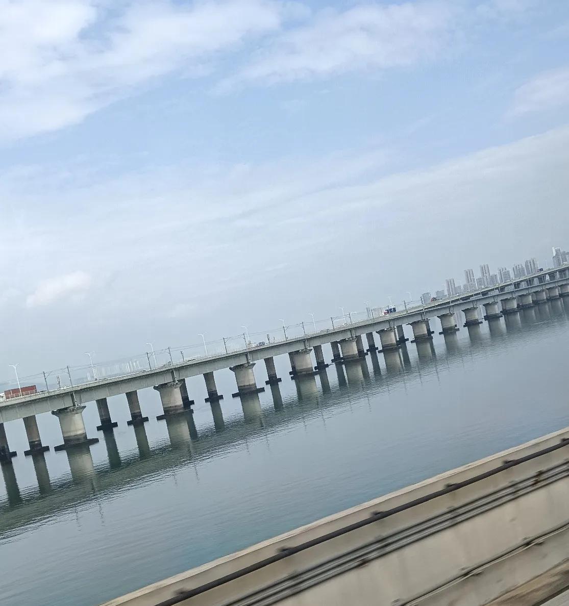 上午和小万坐地铁1号线去集美学村，体验地铁在海上跑的感觉，据说千与千寻就有这样的
