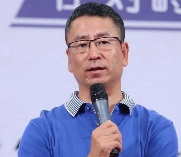 1990年，22岁的白岩松和同事采访亚运村，结束后晚上11点多，没有公交了，白岩