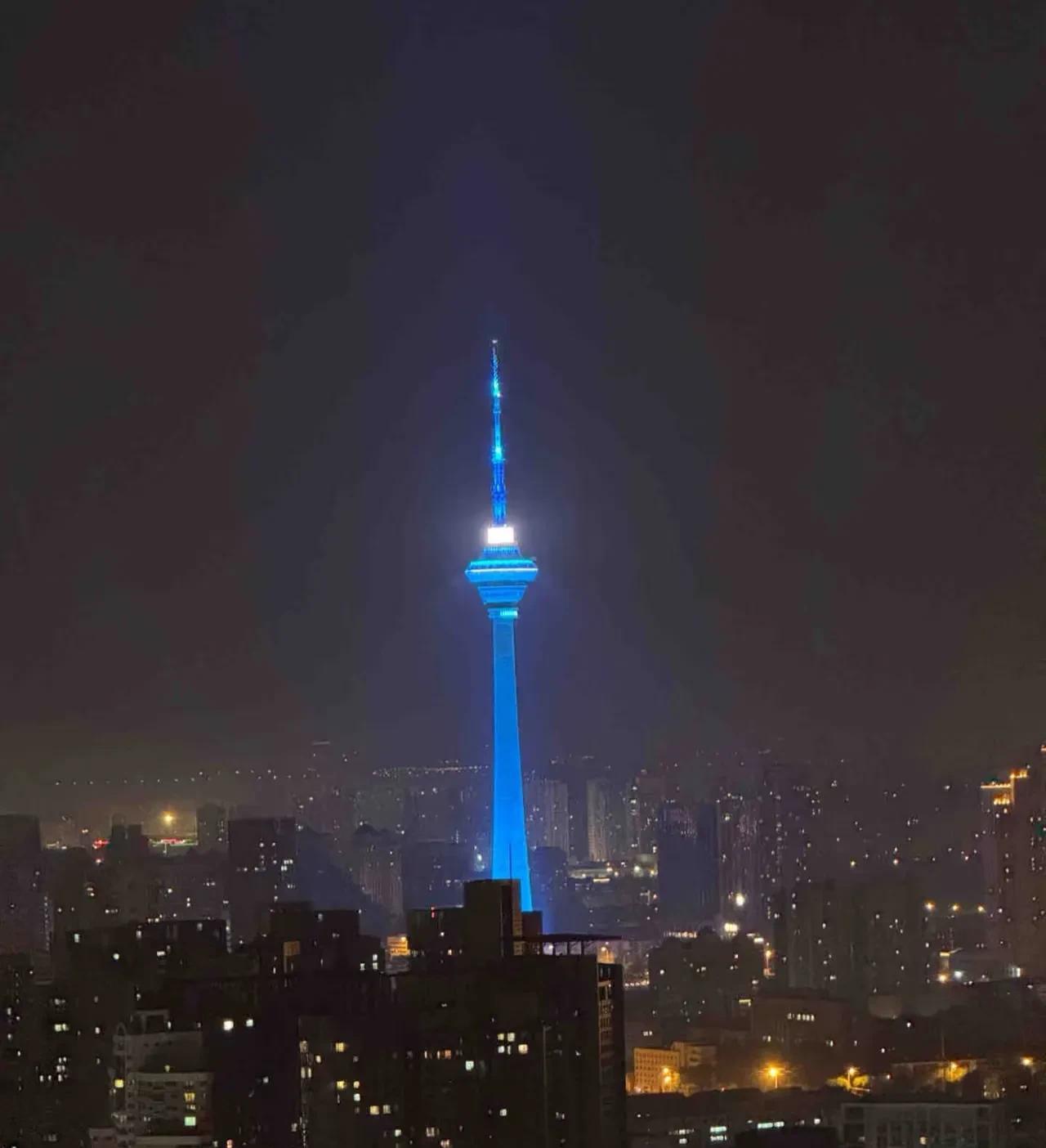 咱天津的天塔，那可是家乡的标志性建筑。天塔全称天津广播电视塔，高度达415.2米