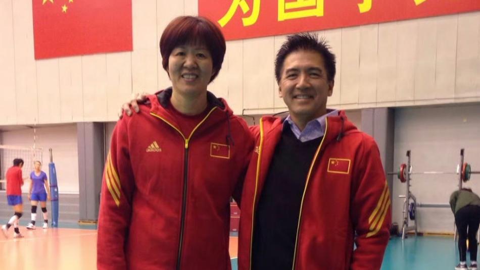 在郎平身边的这位男士，不是普通人，可以说是赵蕊蕊和冯坤的恩人