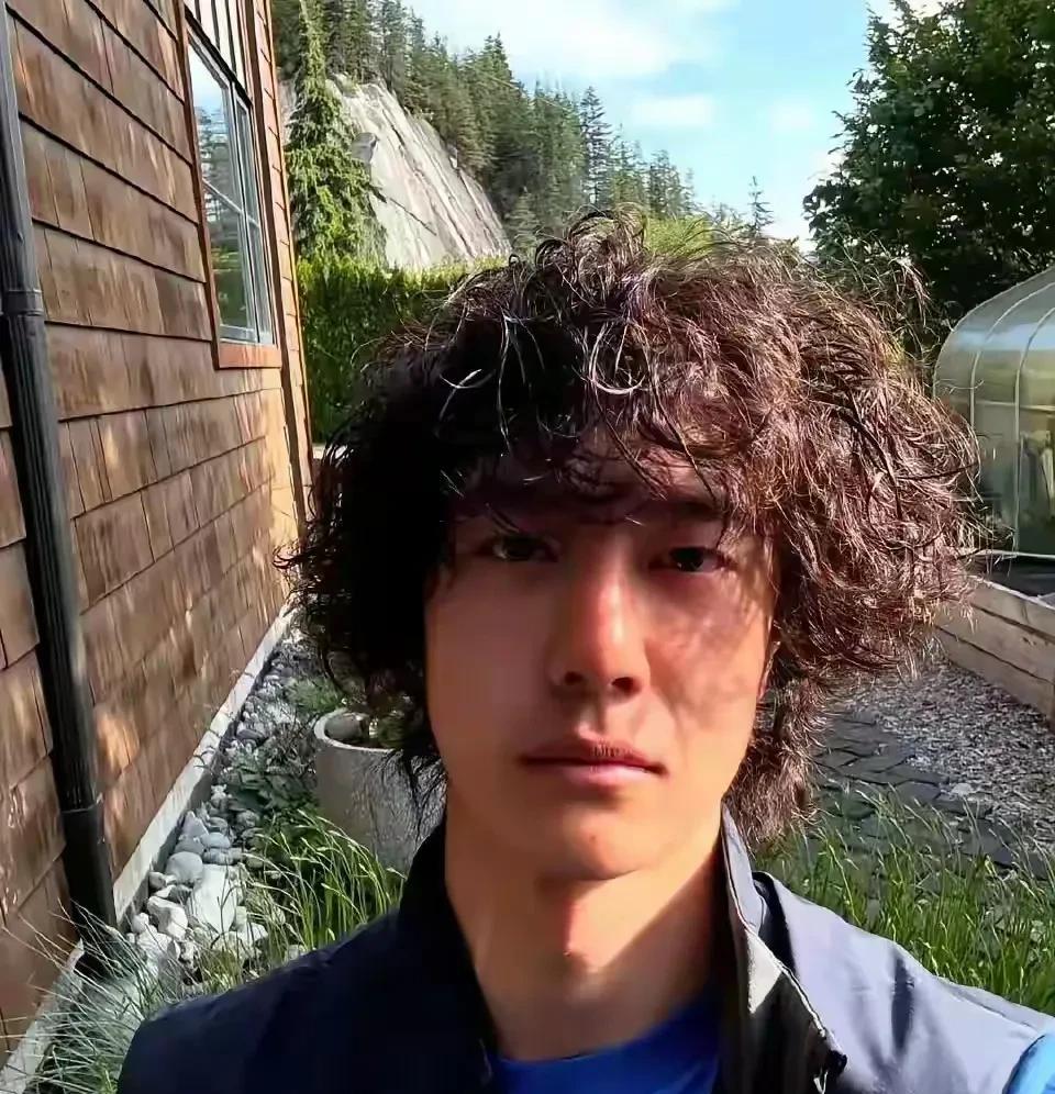 这还是娱乐圈的美男子吗？
天呐，都快认不出来了，还是女生心中的男神吗？