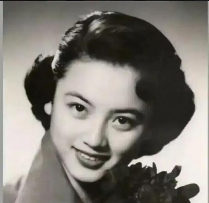 1974年，26岁男警员一见钟情61岁女子，按捺不住内心的躁动。一天晚上，男子敲