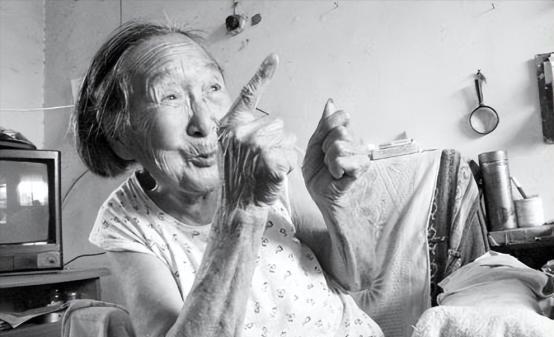 1941年，21岁的女战士莫林被俘，眼看就要被活埋。敌人问：“你认识莫林吗？”莫