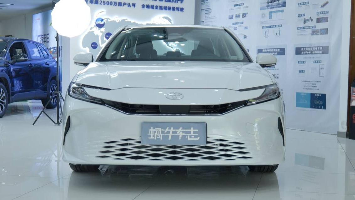 月销量上涨61%，丰田凯美瑞12万多能拿下，燃油和混动怎么选？