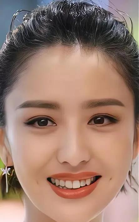 佟丽娅说：“我最讨厌别人说我坚强，一个人带儿子不容易。”佟丽娅朋友说：“我们现在