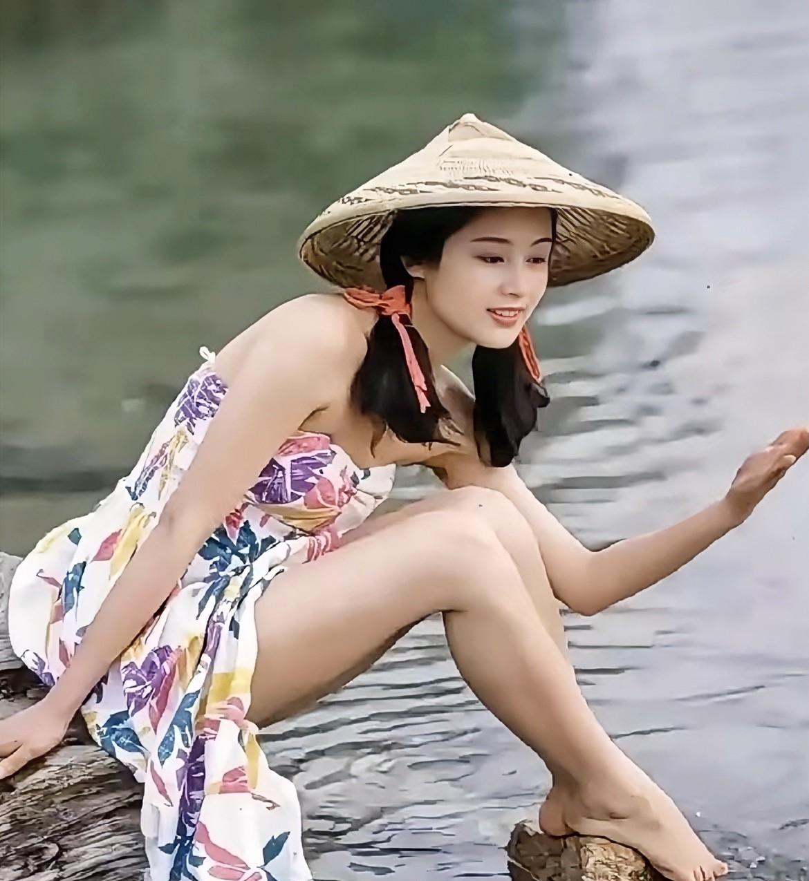 年轻时的陈红，美得像一幅画。
我以为的“美女”，不是一个具体的概念，而是一种主观