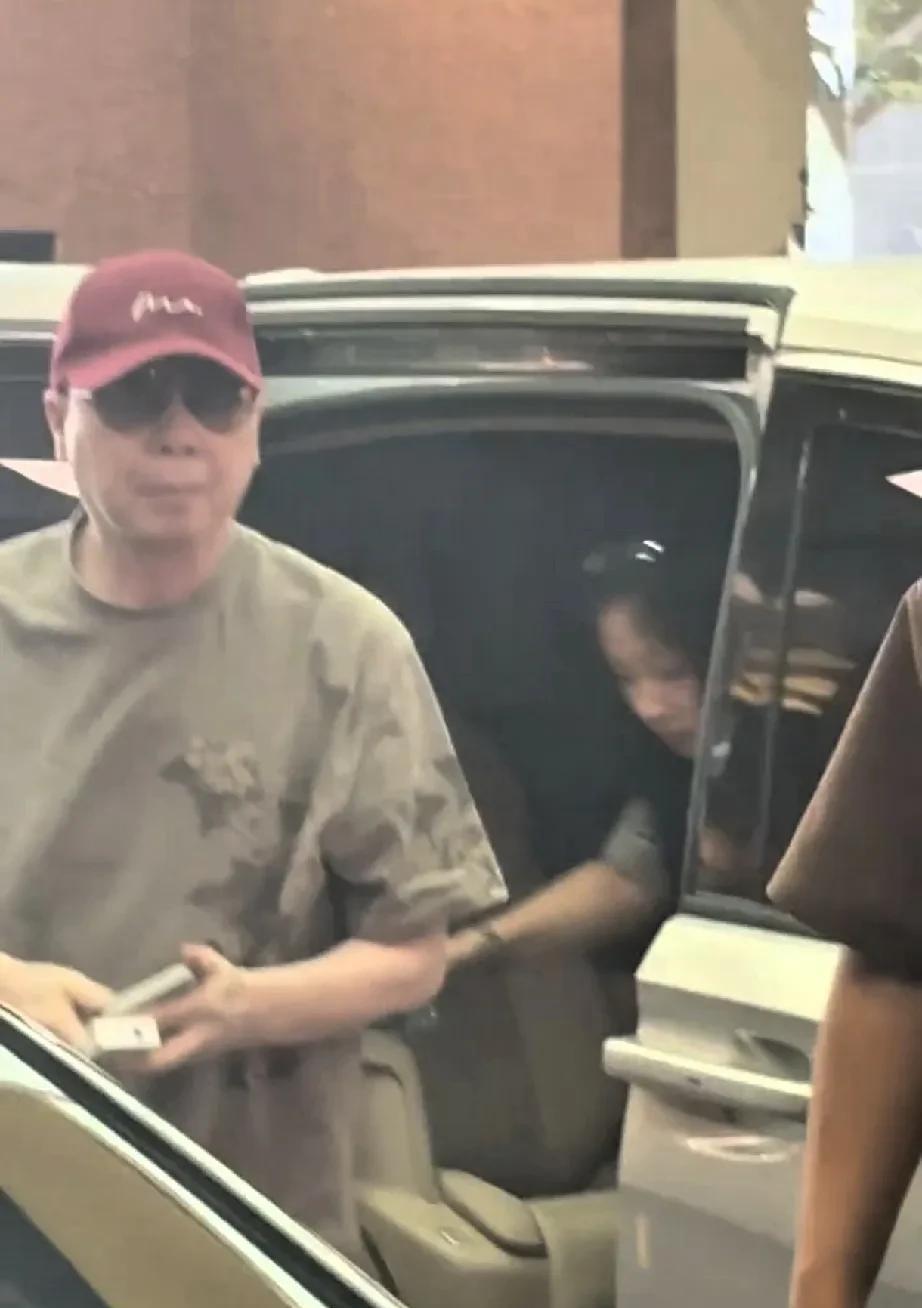 冯小刚导演架子不小，他戴着小红帽黑墨镜，气场十足，看着身材发福胖了不少。路人热情