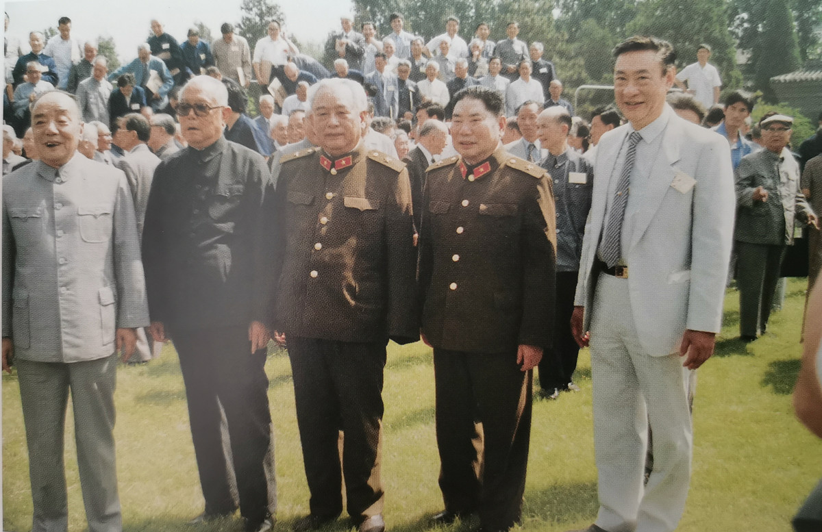 进入改革开放新时期的四位开国元勋合影，两位没有军衔，一位上将，一位中将，他们都是