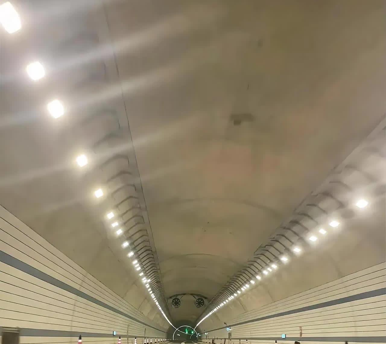 当你高速时速100的时候，碰到隧道限速80你怎么开？

每次开车，只要严格按