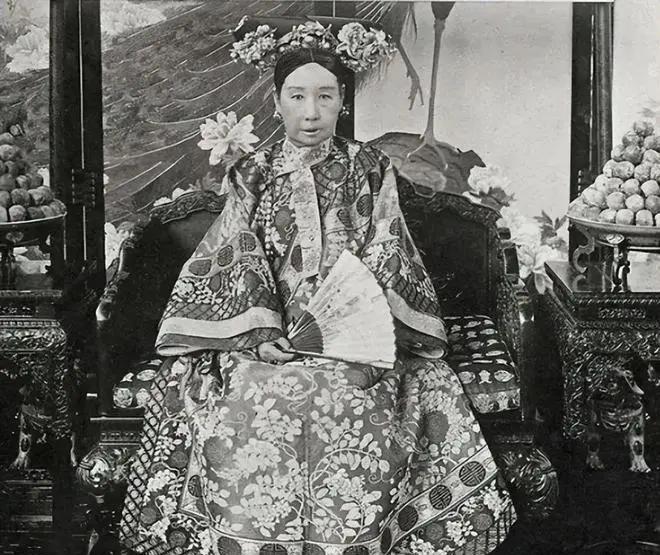 1900年9月，慈禧逃跑时找乔家借30万两，回宫前问乔家：你们要何赏赐？乔家人精