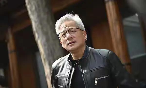 黄仁勋出大招了：要对去华销售新型特供芯片，正在与美国政府讨论！英伟达还不服输，要
