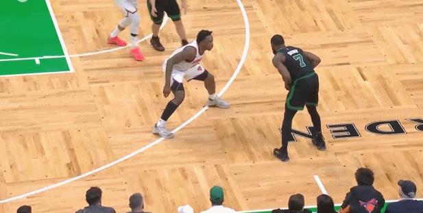 裁判：布伦森你下去吧！今天尼克斯不允许赢！
在今天NBA季后赛尼克斯与凯尔特人的