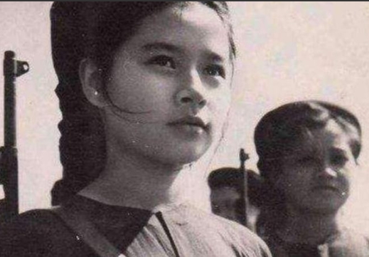 1979年，黄干宗被两个越南女兵抓走，他已经做好赴死的准备，谁知她们却说：“我们