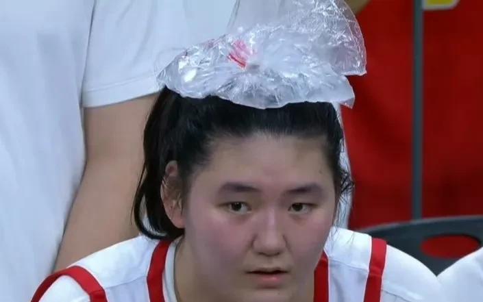 太无解了！2米26的女姚明张子宇参加中国女篮的热身赛，展现出惊人的统治力！
看张