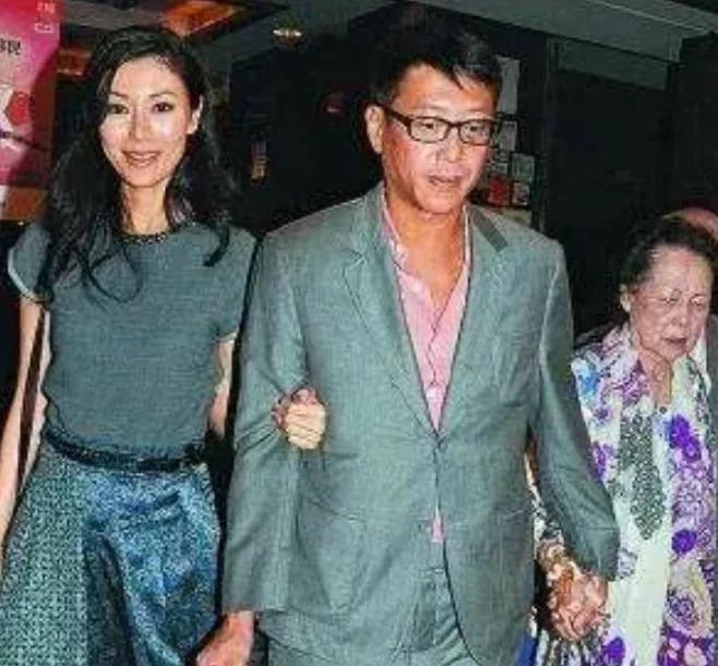 港姐冠军李嘉欣，38岁那年嫁给了许晋亨，为了保持身材，她不想生孩子，婆婆便直言：