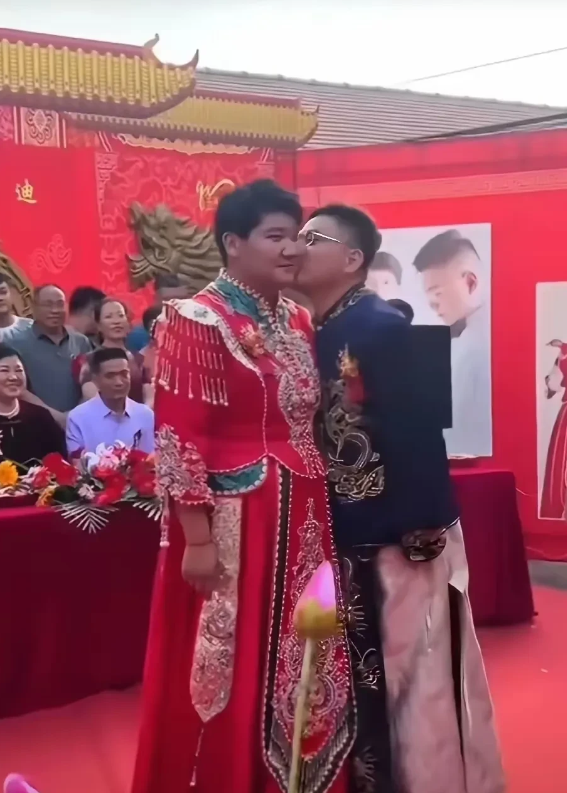 浙江，有一名女子跟妈妈前去参加表哥的婚礼，临近中午的时候，当她表哥带领婚车队把新