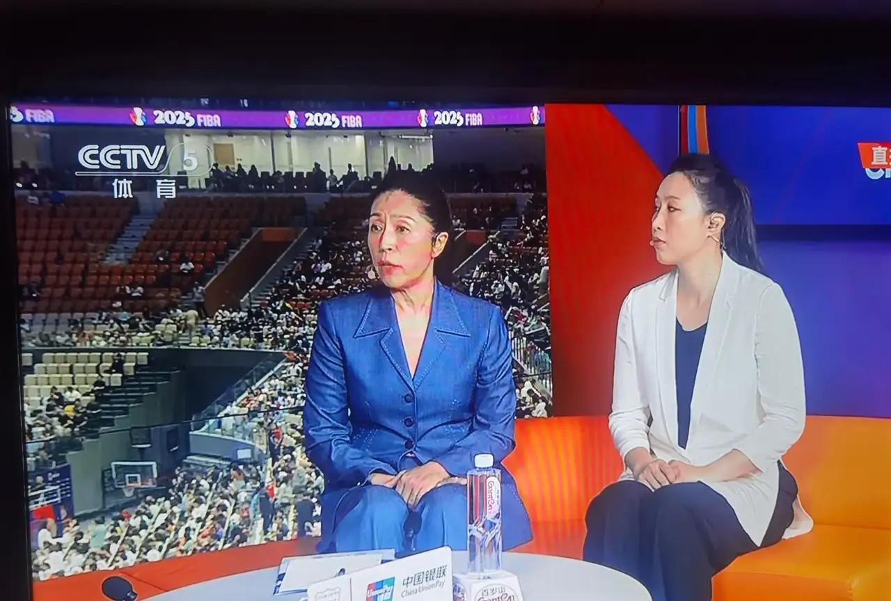 央视请的评论员，你说尬不尬？
从外在来看，两人坐着，手还叠着放，像不像两个礼仪小