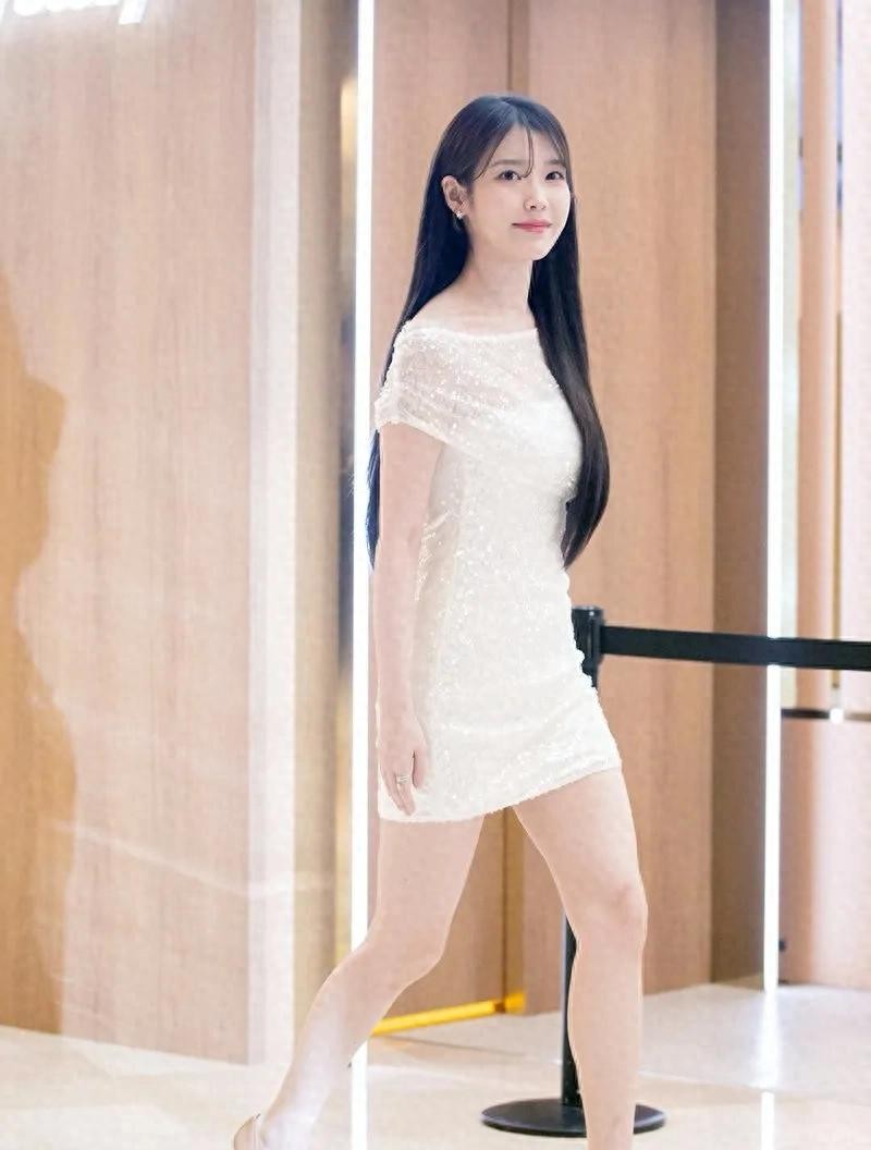 iu李知恩真可怜被要求穿这么短的包臀裙！她的手很不自然