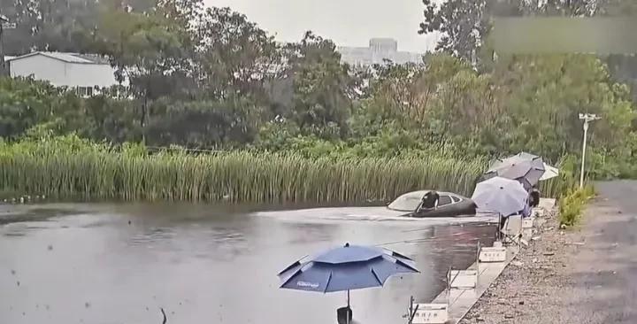 钓鱼的人，面对落水者无动于衷，视若无睹？一辆小轿车，不慎落水，主人无奈的站在车顶